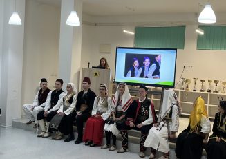 Živa tradicija u školskim klupama: RKUD „Proleter“ oduševio učenike VIII razreda