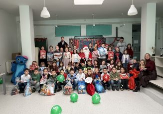 Ruka ruku mije – duša dušu grije