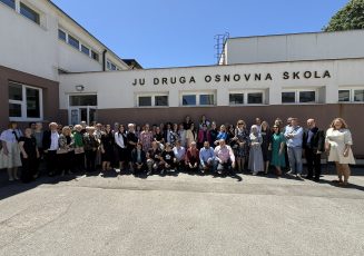 …Godine se nižu tiho k’o najljepši san…